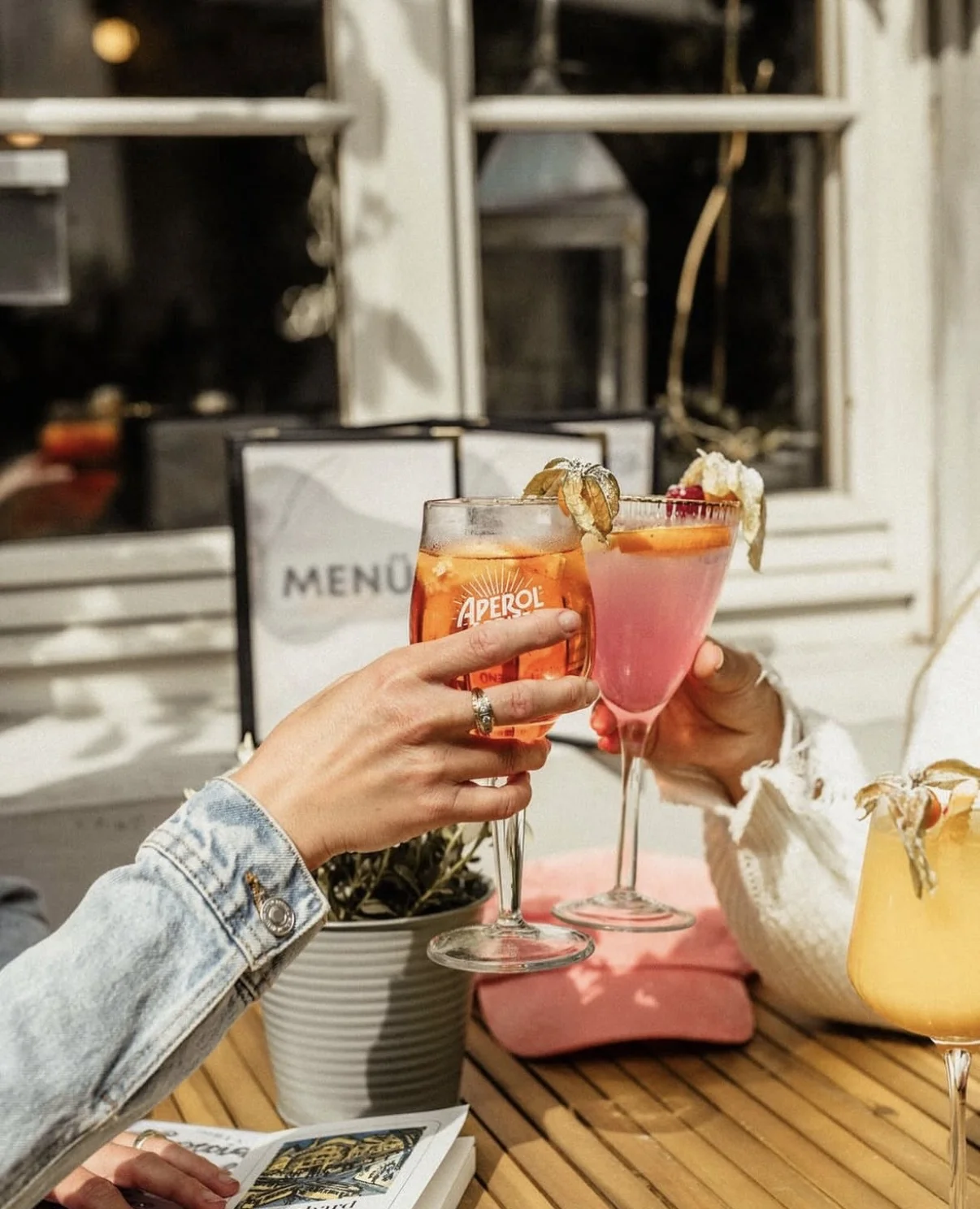 Gäste stoßen mit Drinks vor dem Bloggers Konstanz an