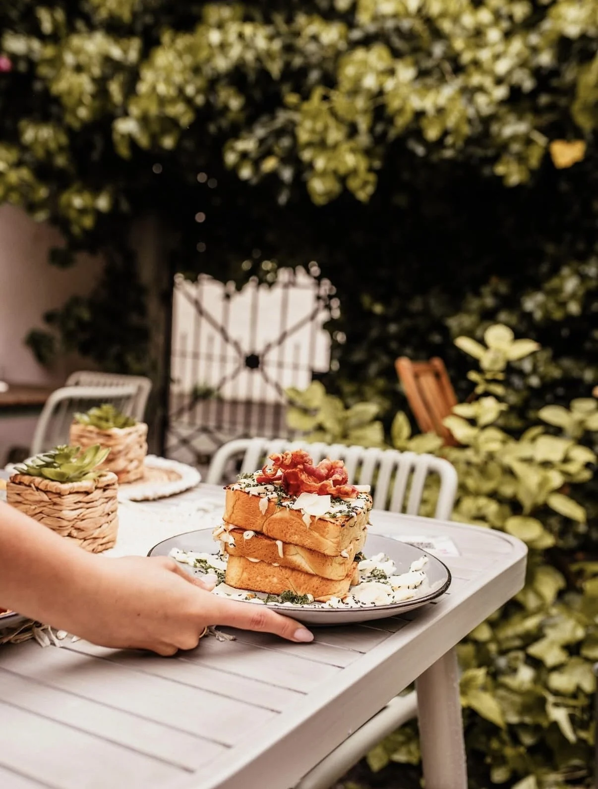 Dreifaches herzhaftes Brioche wird im Bloggers Konstanz an den Tisch gestellt