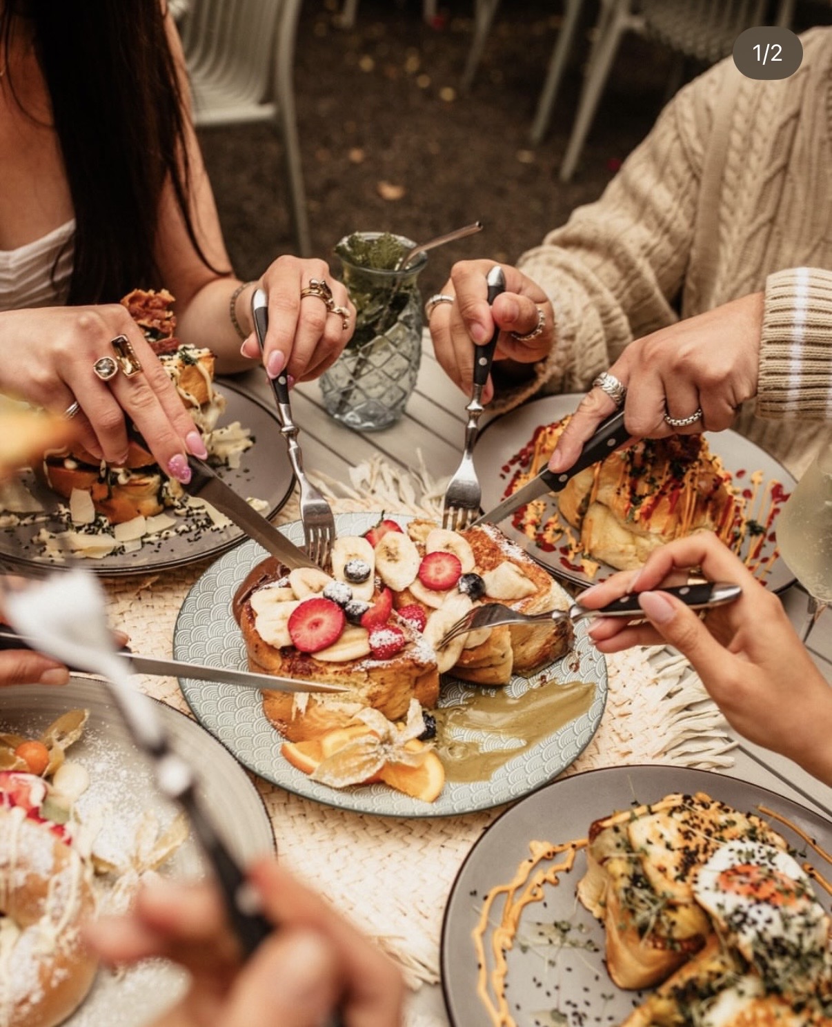 Freundinnen teilen Frühstück und Brunch am Tisch im Bloggers Konstanz