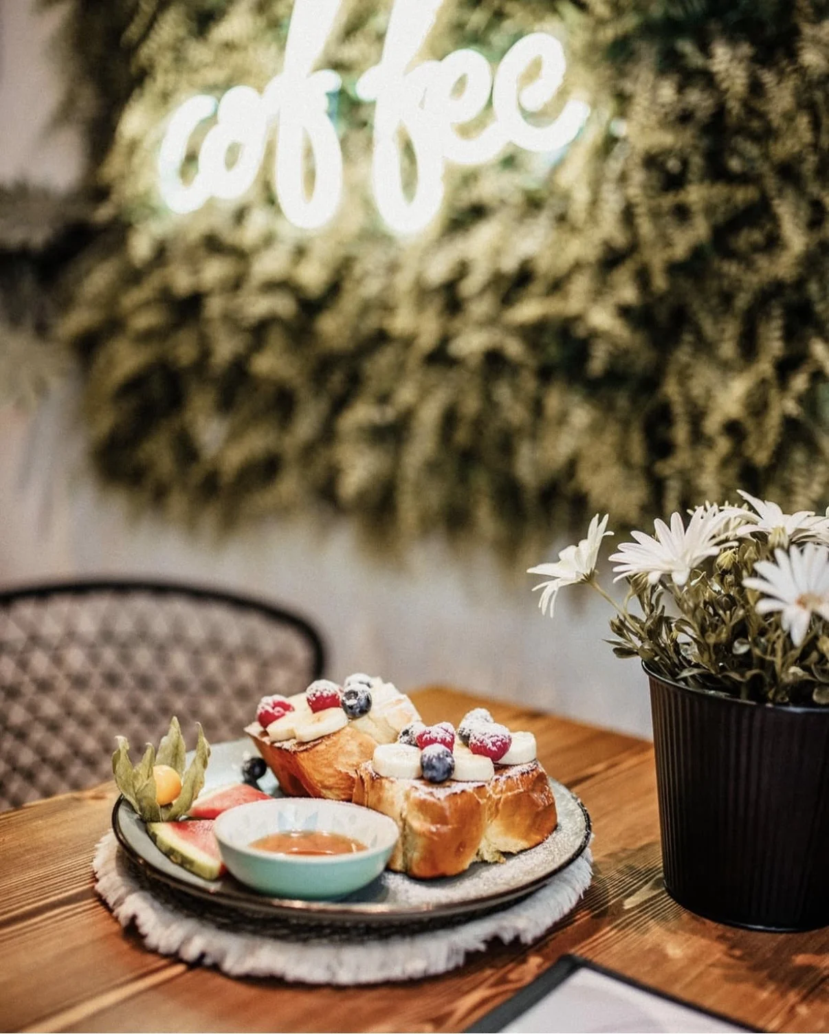 French Toast mit Beeren auf einem Tisch im Bloggers Konstanz