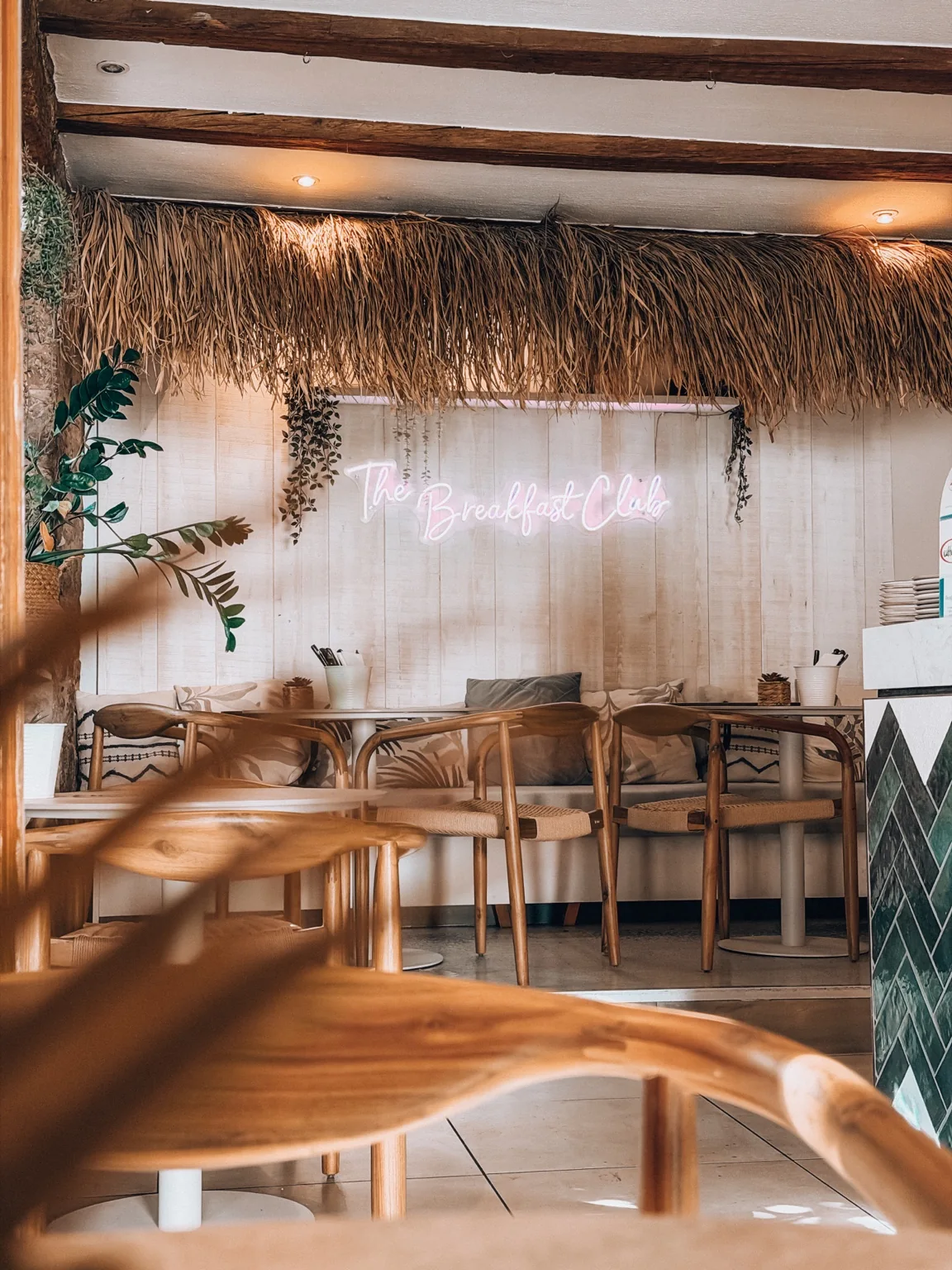 Heller Gastraum des Bloggers Konstanz mit Holztischen und warmen Naturmaterialien